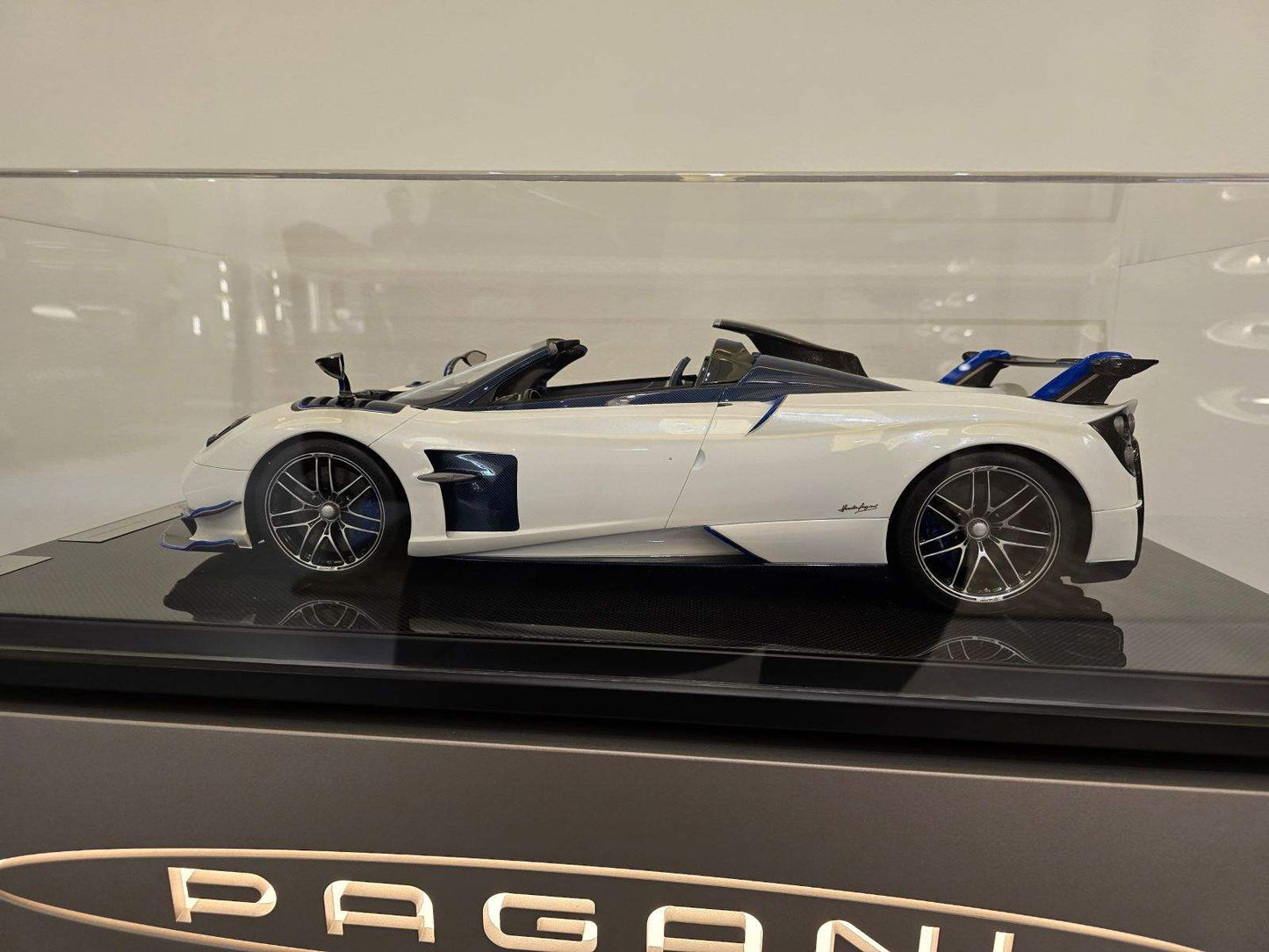 Pagani MR 1:8 Model Huayra Roadster
